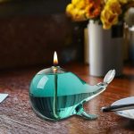 Promenera i dekorationen med denna turkosa fiskljushållare i glas, perfekt för att skapa en varm och originell atmosfär i ditt hem.