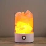 Himalaya salt lamp belyst med varmt LED-ljus, som skapar en avslappnande och naturlig atmosfär. Perfekt för inredning eller som en originell present.