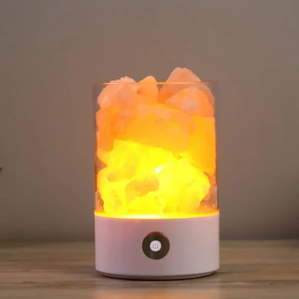 Himalaya salt lamp belyst med varmt LED-ljus, som skapar en avslappnande och naturlig atmosfär. Perfekt för inredning eller som en originell present.