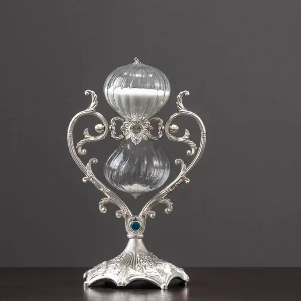 Vintage glasbaluster med silverfärgad metallstöd, elegant och raffinerad dekoration. Perfekt för klassisk eller vintage stil.