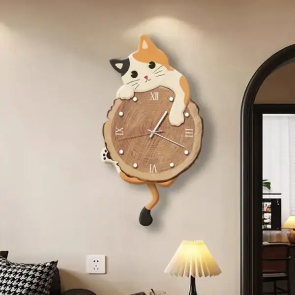Väggklocka i form av en katt med en söt och original design, som integrerar en 3D-katt som verkar leka med klockan i trä. Perfekt för en lekfull och varm inredning.