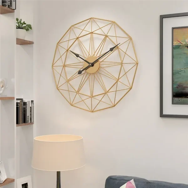 Designväggklocka i gyllene metall med geometrisk struktur, idealisk för modern inredning.