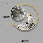 Dekorativ väggklocka med motiv av astronaut och måne, modern och originell design för inredning.