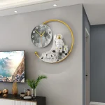 Designerklocka med astronauter och månmotiv, perfekt för modern och vetenskaplig dekoration i ett hem.