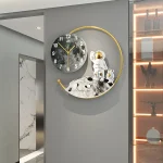 Väggklocka med astronaut- och måndekoration, modern design för elegant inredning.