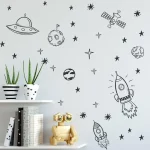 Väggdekoration med illustrationer av astronauter, rymdskepp och stjärnor för en kosmisk och lekfull atmosfär. Perfekt för ett barnrum eller ett utbildningsutrymme om rymden.