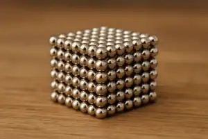 Metallkulor som bildar en magnetisk kub, idealisk för vetenskapliga experiment eller modern dekoration.