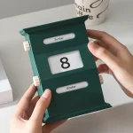 Kalender i mörkgrönt trä med visning av datum, dag och månad, perfekt för kontorsdekoration eller som ett dekorativt vetenskapligt objekt.