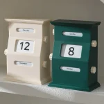 Två eviga kalender i vintage trä, en vit och en grön, som visar respektive 12 november och 8 oktober, perfekta för vetenskaplig eller retro dekoration.