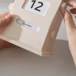 Vit träkalender som visar november med en minimalistisk och elegant design, perfekt för kontors- eller vetenskaplig inredning.