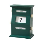 Evig kalender i mörkgrönt trä med visning av datum, dag och månad, perfekt för kontors- eller inredning med vintage stil.