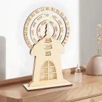 Kalenderklocka i form av en vetenskapsman med cirkulär urtavla som visar månader, dagar och datum, dekorativ och funktionell, perfekt för vetenskaplig eller vintage-inredning.