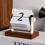 Evig kalender med roterande visning i trä och plast, idealisk för kontors- eller inredningsdekoration med en modern och funktionell design.