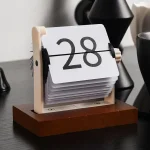 Vintage kontorskalender med avtagbara siffror för att ange datum.