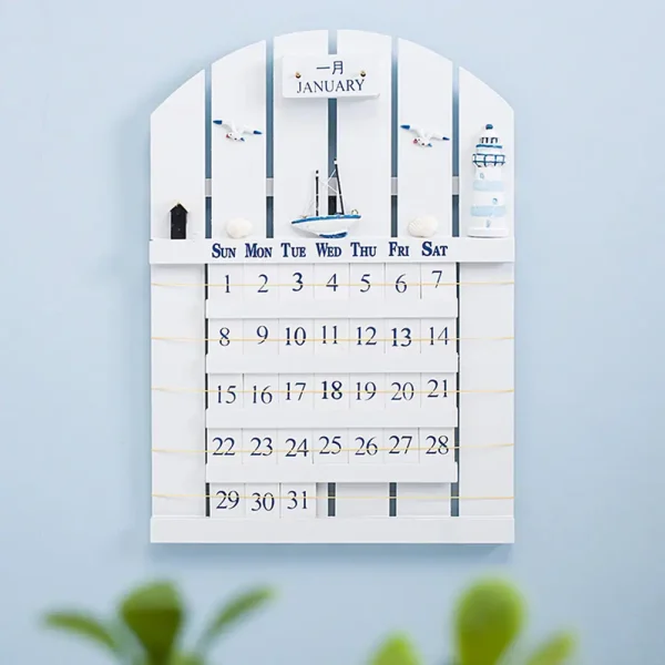 Vit trädkalender med marina inslag, inklusive en månadskalender, en båt, ett fyrtorn och fåglar, perfekt för en elegant inredning.
