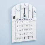 Väggkalender i vitt trä med vetenskaplig dekoration, inklusive januari, illustrationer av vetenskapliga element, perfekt för tematisk dekoration.