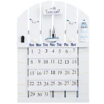 Väggkalender i vitt trä med segelbåtar och marina element, perfekt för kontors- eller heminredning, som kombinerar nautisk stil och praktisk organisation.