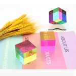 Färgglad glaskub med geometriska mönster och gyllene vetekorn.