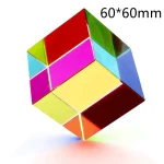 Färgglad glaskub med sidor i olika färger, dimensioner 60x60mm, perfekt för dekoration eller vetenskapliga experiment.