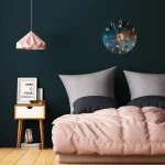 Designerklocka med motiv av planeter och stjärnor för inredning.