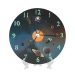 Dekorativ klockpanel som föreställer ett rymdtema med planeter, stjärnor och astronauter i rymden. Perfekt för vetenskaplig dekoration eller för astronomientusiaster.