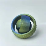 Miniatyr av jordklot insatt i en tennisboll, som illustrerar fusionen mellan sport och geografi.