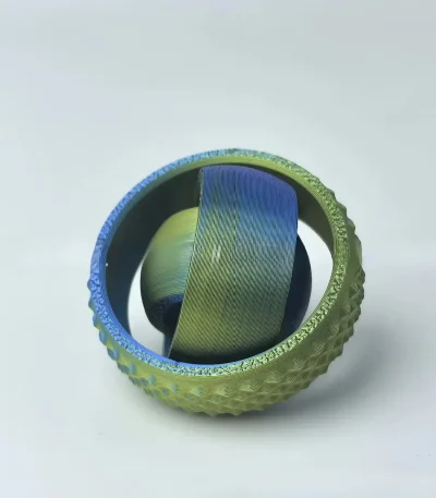 Miniatyr av jordklot insatt i en tennisboll, som illustrerar fusionen mellan sport och geografi.