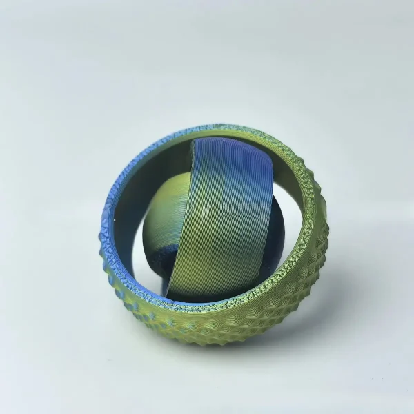 Miniatyr av jordklot insatt i en tennisboll, som illustrerar fusionen mellan sport och geografi.