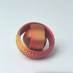 Vetenskaplig hänge i metall och silikon, innovativ och modern design, perfekt för vetenskaps- och originalinredningsälskare.