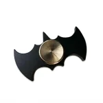 Batman nyckelring i metall och trä, med en original design för superhjältefans, en unik modeaccessoar, perfekt för att personifiera dina nycklar eller ge bort som present.