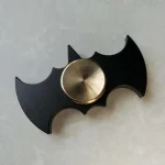 Batman nyckelring i svart metall och trä, med en original och elegant design, perfekt för superhjältefans och geek-inredning.