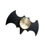 Batman-inspirerad metallinredning i svart med guld detaljer, perfekt för fans av serier och originell inredning.