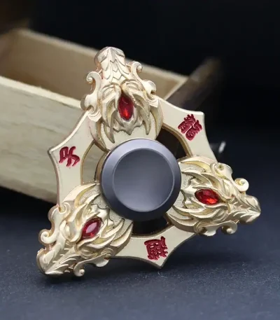 Fidget spinner nyckelring med kinesisk drakdesign i gyllene metall och röda detaljer, perfekt för dekoration eller som en originalaccessoar.