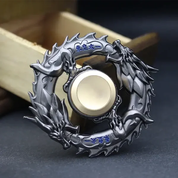 Nyckelring i form av en drake i metall med detaljerad design och silverfinish, perfekt för dekoration eller som en unik accessoar.