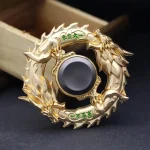 Nyckelringar i form av en drake i gyllene metall med fina detaljer, perfekta för dekoration eller som en original modeaccessoar.
