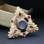Dekorativ fidget spinner i form av en kinesisk drake med detaljer i guld och röda accenter, perfekt för dekoration eller avkoppling.