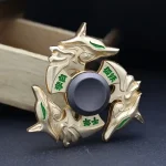 Metalltop med kinesisk drakdesign, detaljer i guld och grönt, perfekt för dekoration eller samling.