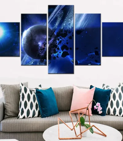 Konstverk på vägg som föreställer ett kosmiskt utrymme med planeter, stjärnor och ljusstrålar, perfekt för modern och inspirerande dekoration i ett vardagsrum eller kontor.