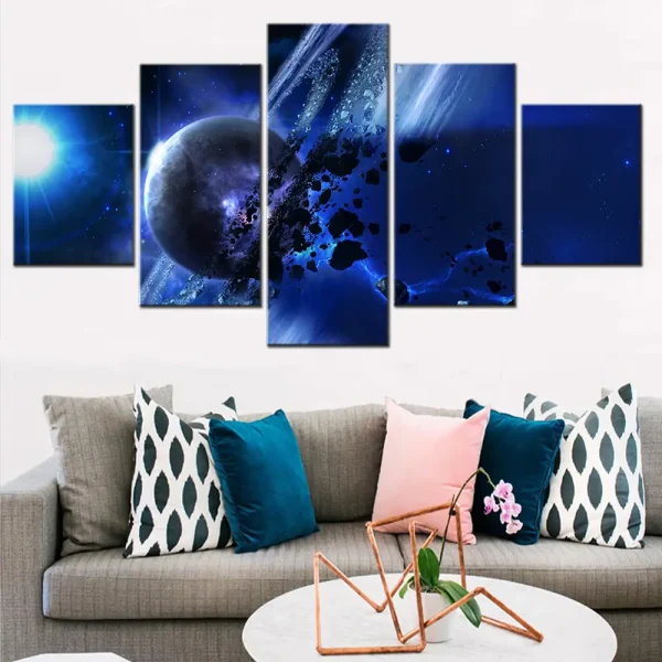 Konstverk på vägg som föreställer ett kosmiskt utrymme med planeter, stjärnor och ljusstrålar, perfekt för modern och inspirerande dekoration i ett vardagsrum eller kontor.