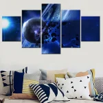 Väggpanel som föreställer en rymdscen med planeter, stjärnor och kosmiskt skräp, perfekt för vetenskaplig eller futuristisk dekoration.