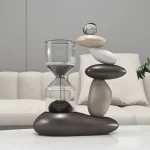 Designklocka i geometriska former med olika texturer och färger, idealisk för samtida inredning.