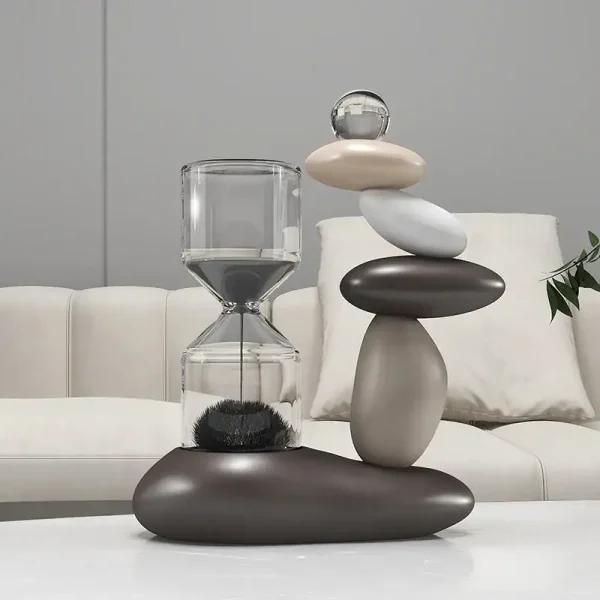 Designklocka i geometriska former med olika texturer och färger, idealisk för samtida inredning.