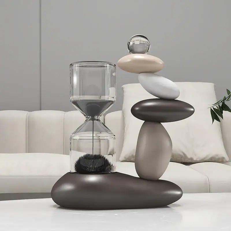 Designklocka i geometriska former med olika texturer och färger, idealisk för samtida inredning.