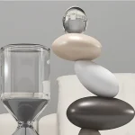 Balansstenar med glas- och stenelement.