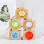 Set med träkameror för barn med färgglada knappar, perfekta för att stimulera kreativitet och fantasi hos små barn.
