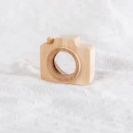 Naturlig träkamera, minimalistisk dekoration, perfekt för inredning eller som en originell present, handgjord med ekologiska material.