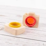 Träklämma med orange och gul ring, vetenskaplig dekoration för skrivbord eller hylla.