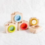 Set med färgglada träkameror för barn, perfekta för utbildande och kreativa lekar, med detaljer i klara färger och naturlig design.