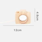 Liten träkamera för dekoration, mäter 12 cm bred och 4,8 cm hög, perfekt för vetenskaplig eller utbildande dekoration.
