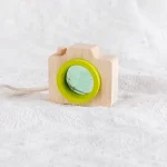 Träkamera med grön lins, minimalistisk och ekologisk design, perfekt som vetenskaplig dekoration eller utbildande leksak för barn.